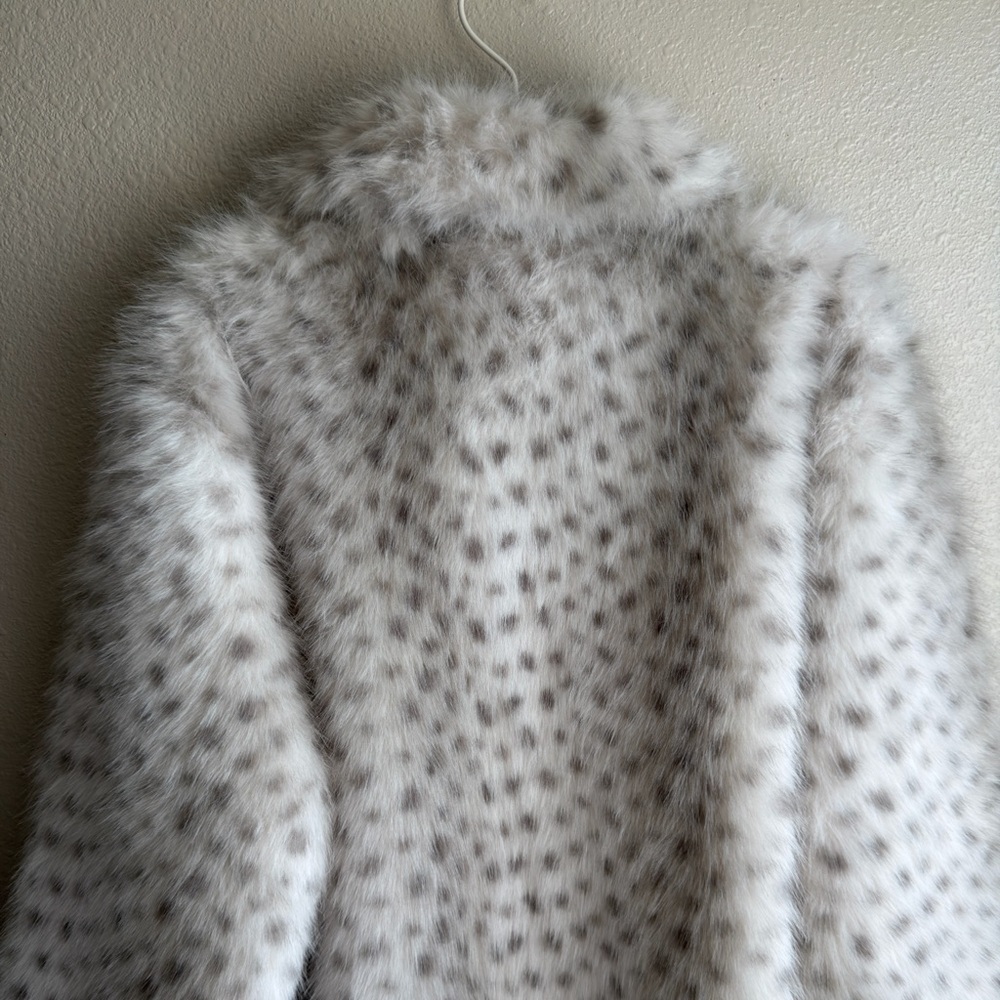 REBECCA MINKOFF Snow Leopard Cropped Shirt Collar Faux Fur Jacket - Picture 4 of 10